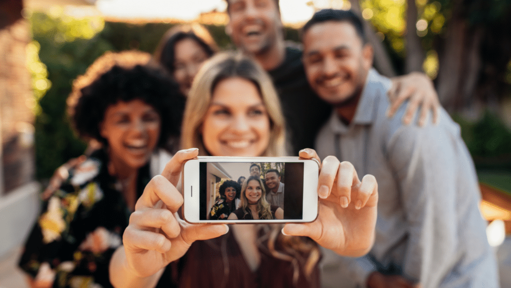 Groupe de personnes qui se font un selfie pour Instagram