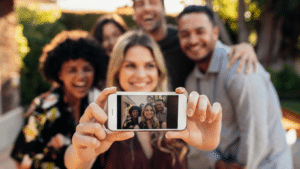 Groupe de personnes qui se font un selfie pour Instagram