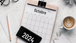 Photo d'un calendrier ouvert sur la page d'octobre 2024