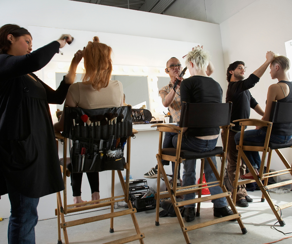 Photos des coulisses où l'on voit 3 personnes assises dans des chaises types tournage de film et 3 coiffeurs qui les coiffent.
